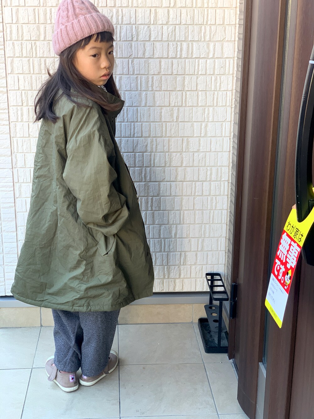 グレー系のパンツ、ホワイト系のTシャツ/カットソー、ブラウン系のシューズを着用したキッズの秋コーディネートの4枚目の写真