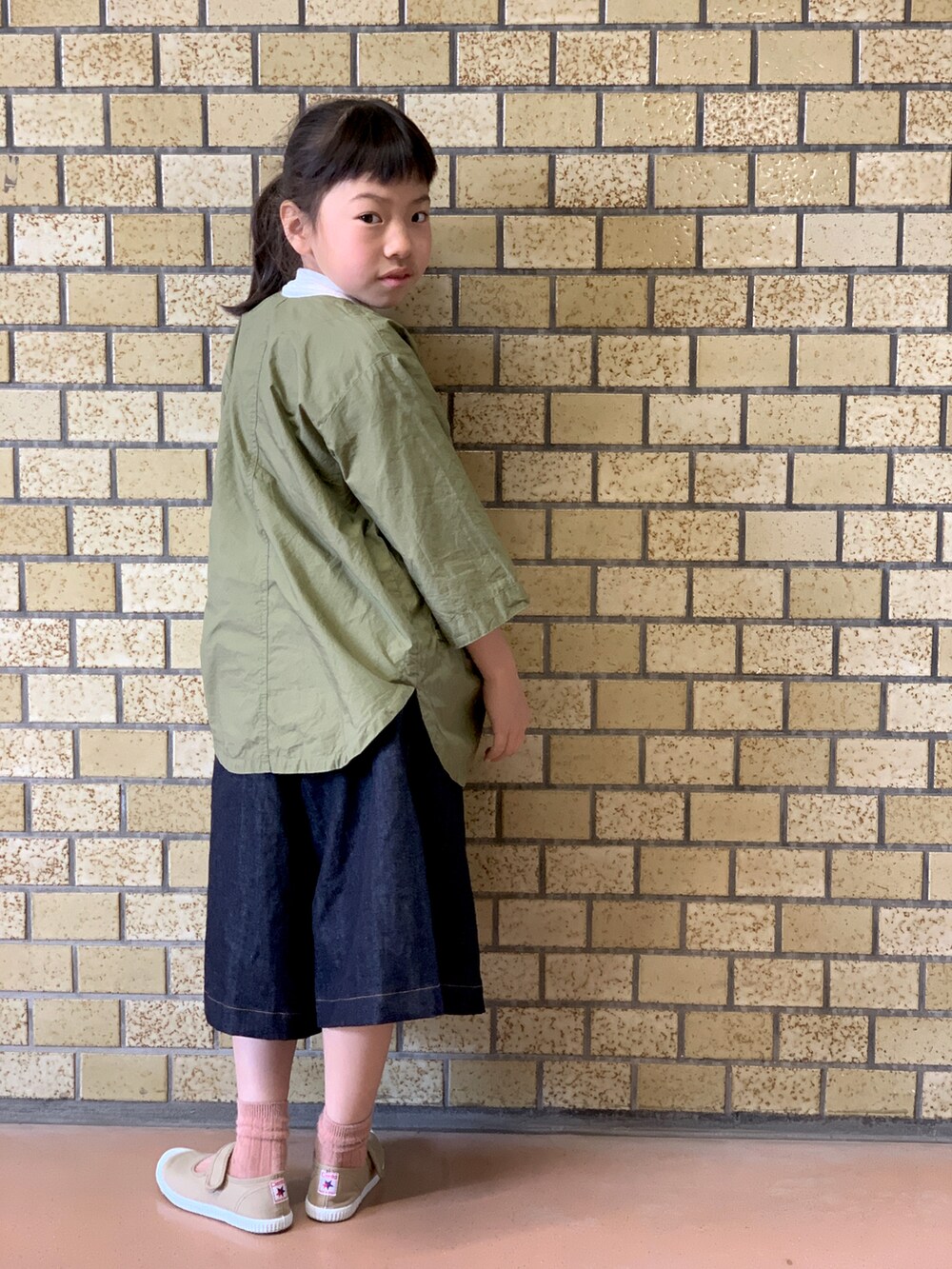 ブルー系のパンツ、ベージュ系のシューズ、グリーン系のジャケット/アウターを着用したキッズの春コーディネートの2枚目の写真