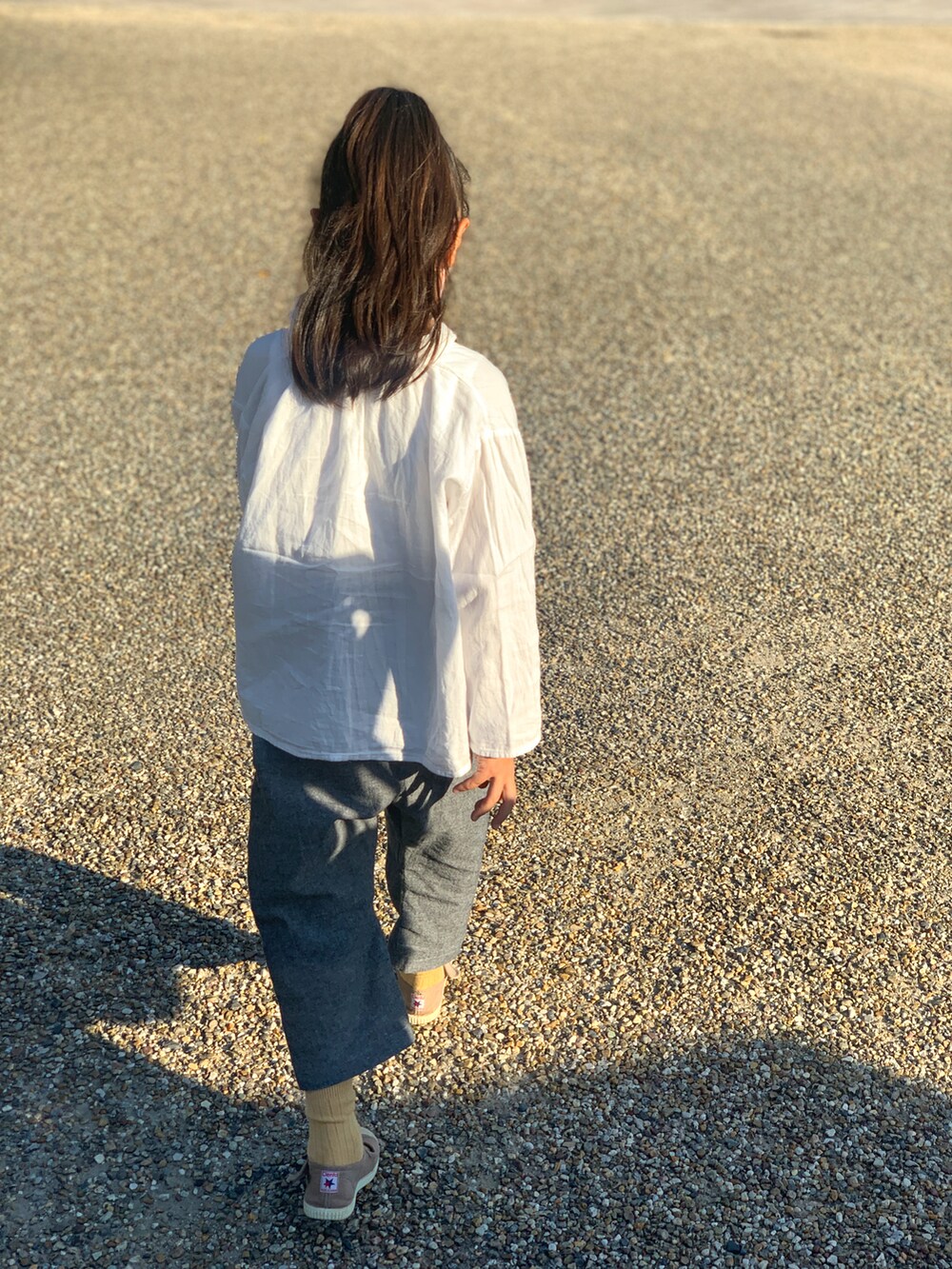 ホワイト系のシャツ/ブラウス、グレー系のパンツ、ベージュ系のその他シューズを着用したキッズの秋コーディネートの3枚目の写真