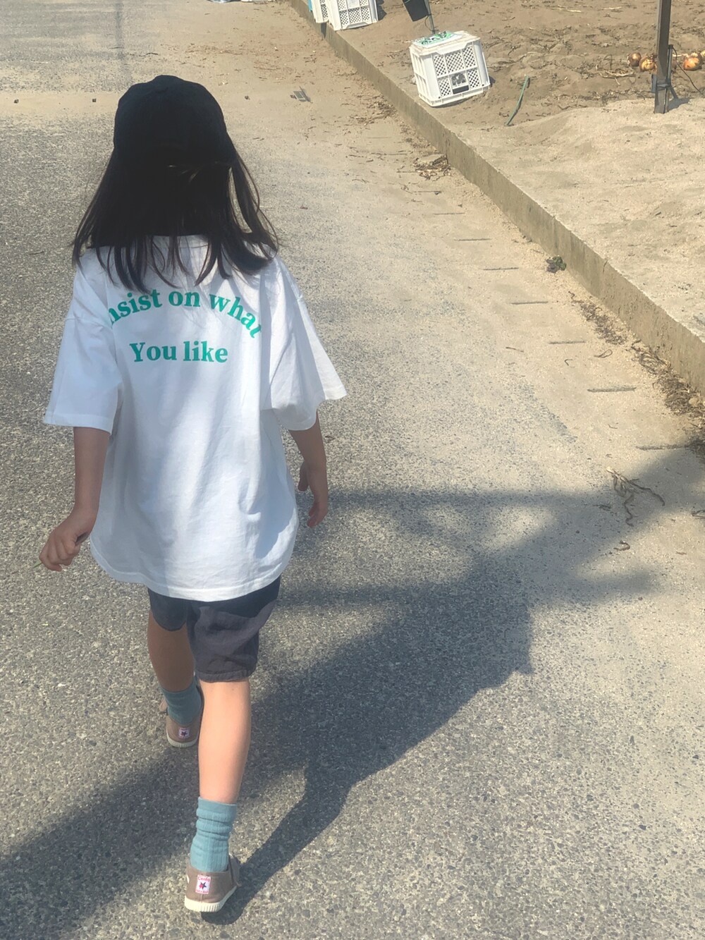 ホワイト系のTシャツ/カットソー、グレー系のパンツ、ベージュ系のその他シューズを着用したキッズの春コーディネートの2枚目の写真