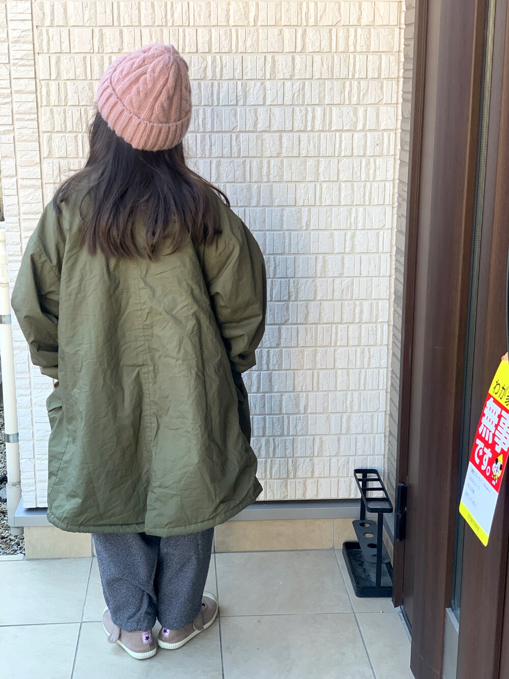 グレー系のパンツ、ホワイト系のTシャツ/カットソー、ブラウン系のシューズを着用したキッズの秋コーディネートの3枚目の写真