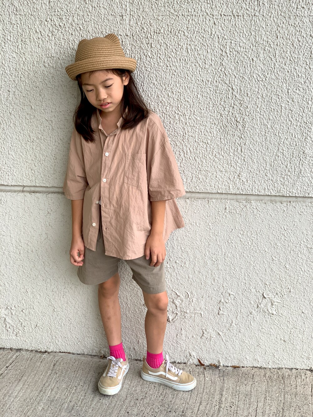 ピンク系のシャツ/ブラウス、グレー系のパンツ、ベージュ系のスニーカーを着用したキッズの夏コーディネートの3枚目の写真