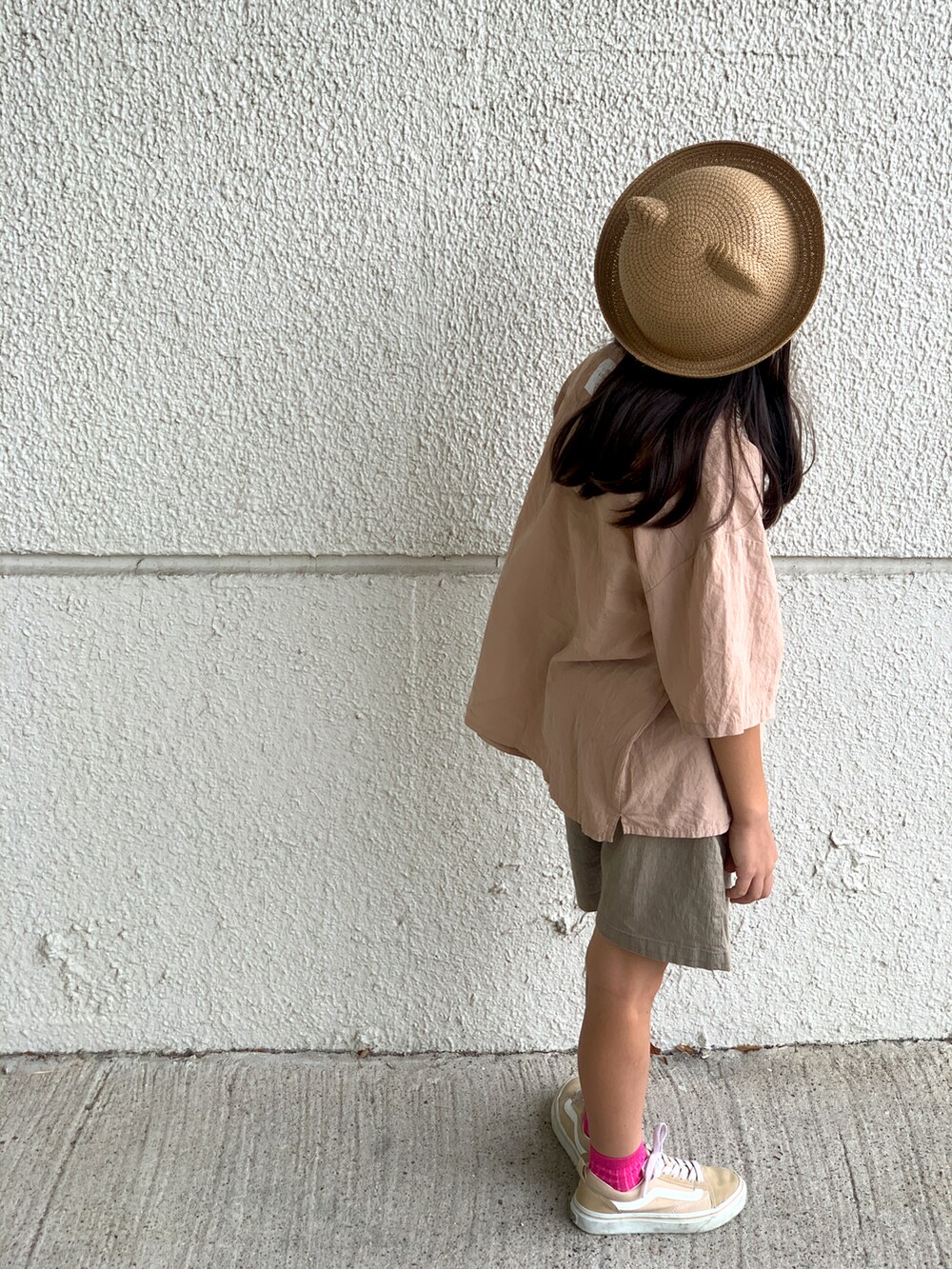 ピンク系のシャツ/ブラウス、グレー系のパンツ、ベージュ系のスニーカーを着用したキッズの夏コーディネートの2枚目の写真