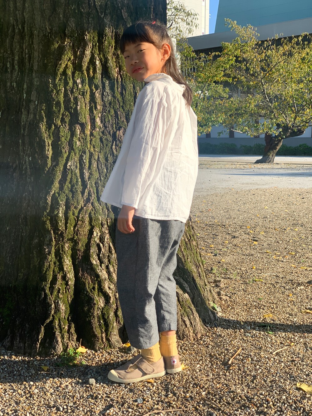 ホワイト系のシャツ/ブラウス、グレー系のパンツ、ベージュ系のその他シューズを着用したキッズの秋コーディネートの2枚目の写真
