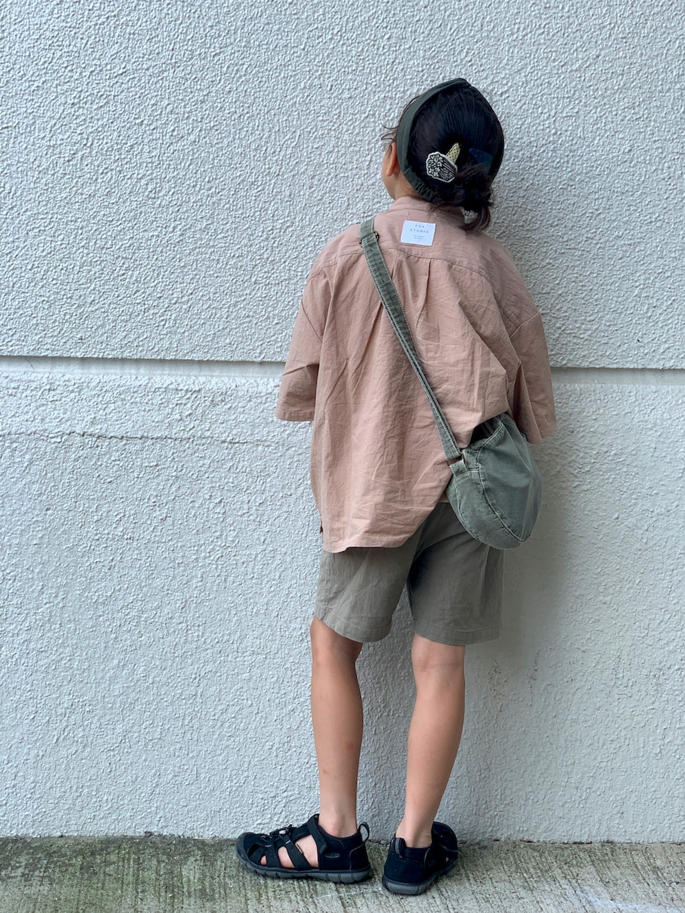 グリーン系のその他パンツ、ブラック系のサンダル、ピンク系のシャツ/ブラウスを着用したキッズの夏コーディネートの2枚目の写真