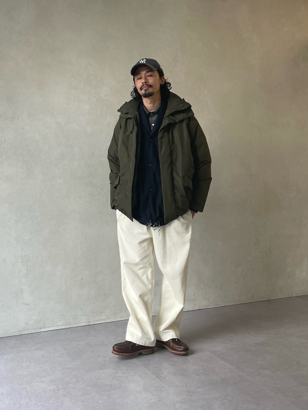 「ダウンジャケット、クリスマスに着たい服、ホワイトコーデ、コーデュロイ、冬コーデ、休日スタイル、キャップ」｜「CPCMのボリュームネックスタンドブルゾン（ブルゾン、グリーン系）」を使った、Genki Nakamuraさん（メンズ・179cm）の冬コーディネートの2枚目の写真