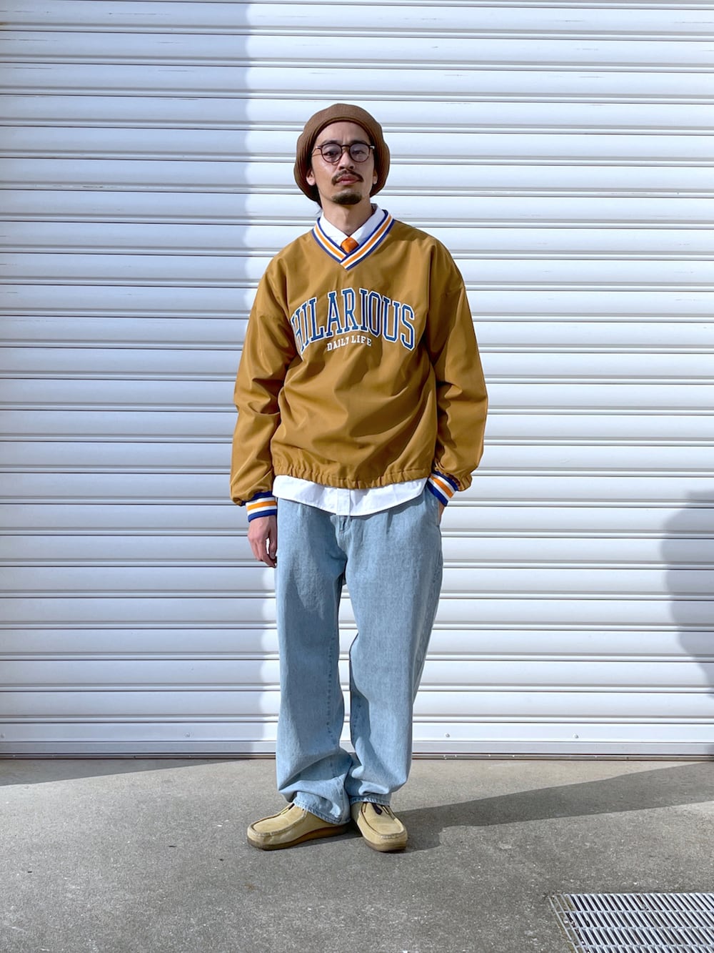 ブルー系のデニムパンツ、ベージュ系のブーツ、イエロー系のシャツ/ブラウスを着用したメンズの春コーディネートの3枚目の写真