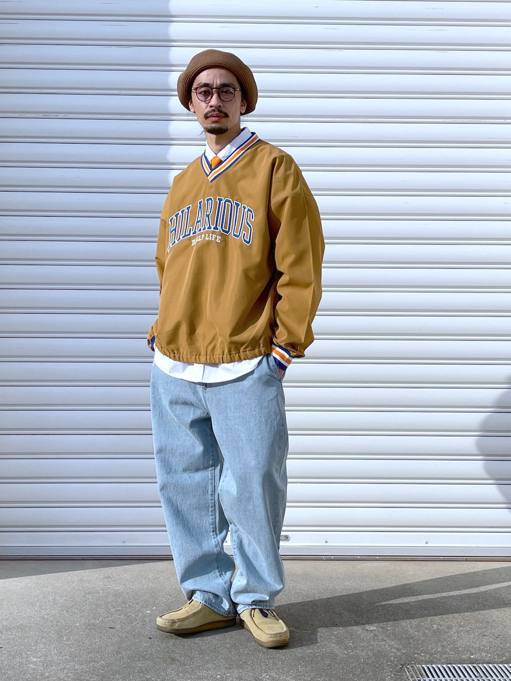 ブルー系のデニムパンツ、ベージュ系のブーツ、イエロー系のシャツ/ブラウスを着用したメンズの春コーディネートの2枚目の写真