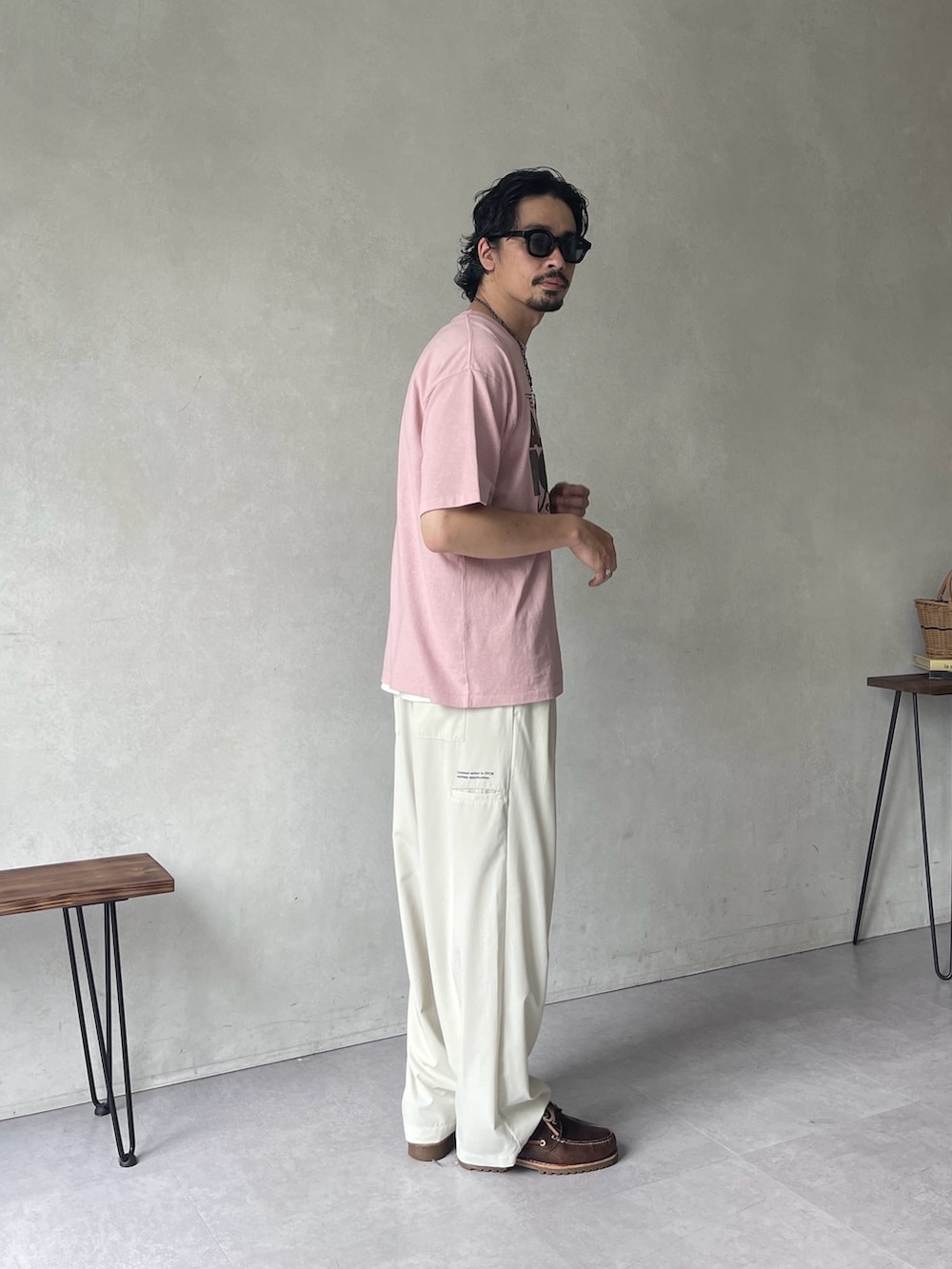 ピンク系のTシャツ/カットソー、ホワイト系のその他パンツを着用したメンズの夏コーディネートの3枚目の写真