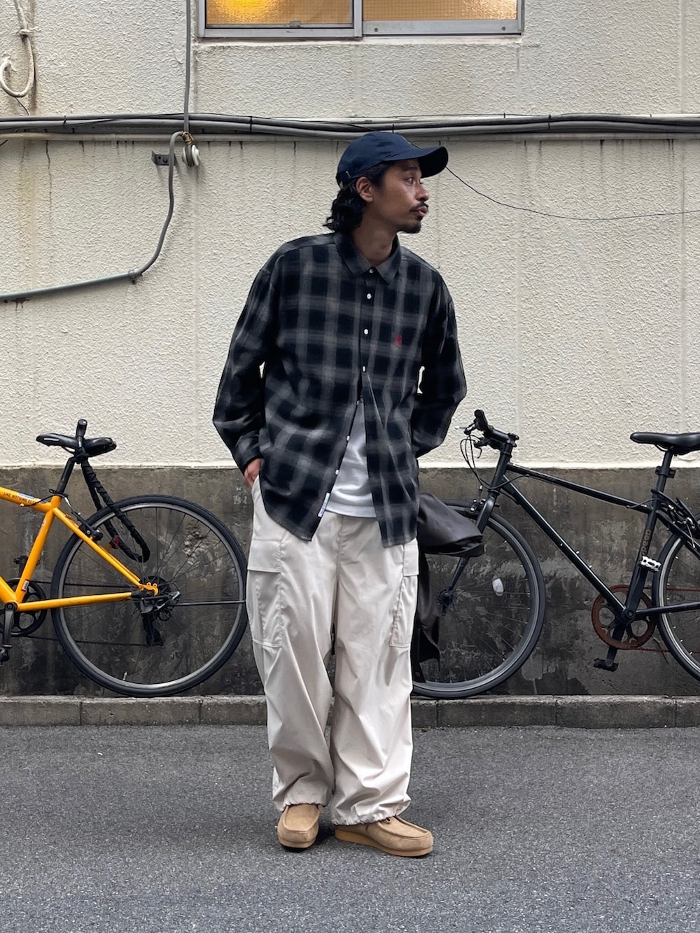 ブラック系のシャツ/ブラウス、ホワイト系のカーゴパンツ、ベージュ系のモカシン/デッキシューズを着用したメンズの夏コーディネートの2枚目の写真