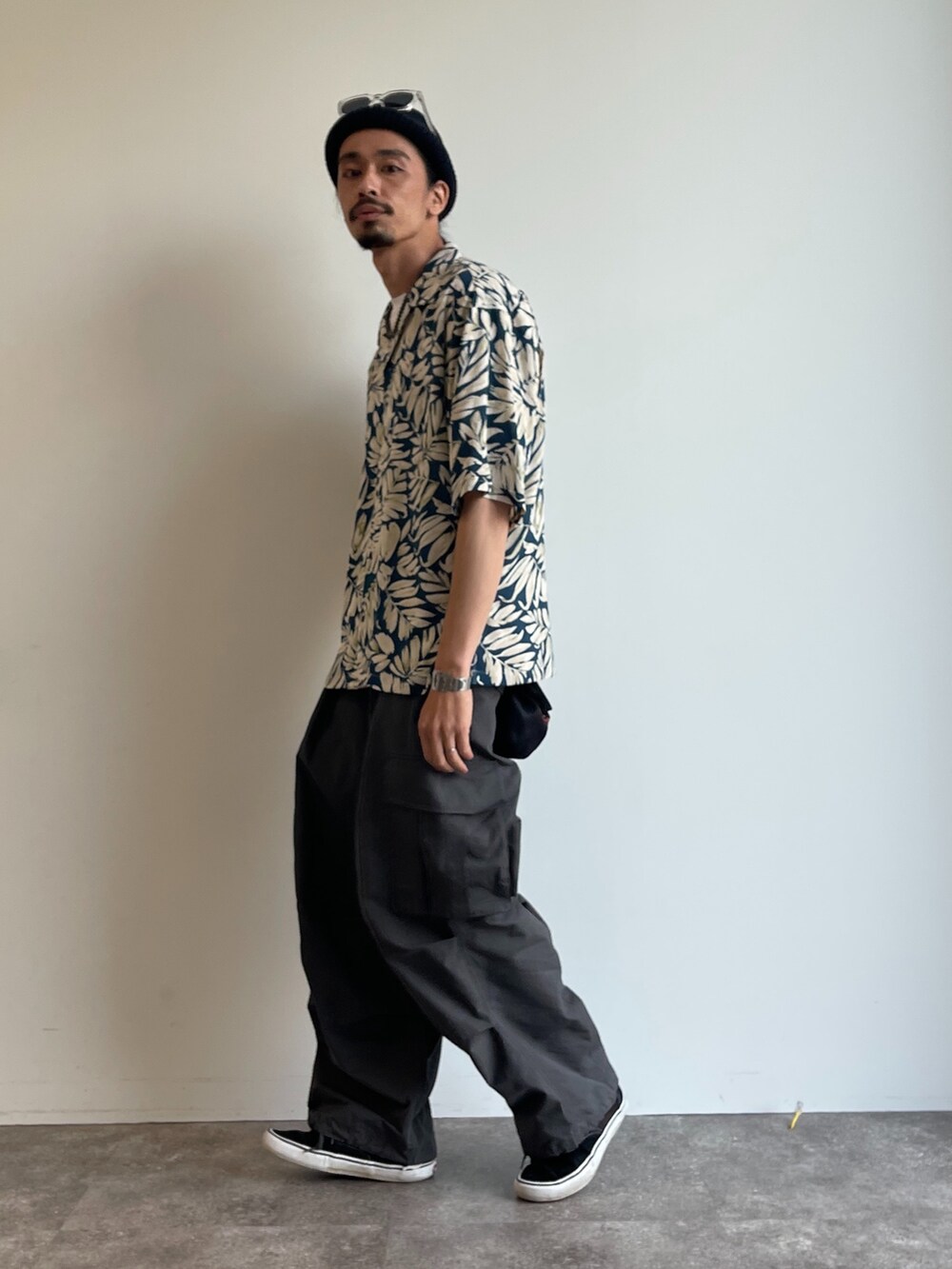 ブルー系のシャツ/ブラウス、グレー系のカーゴパンツ、ブラック系のシューズを着用したメンズの夏コーディネートの2枚目の写真