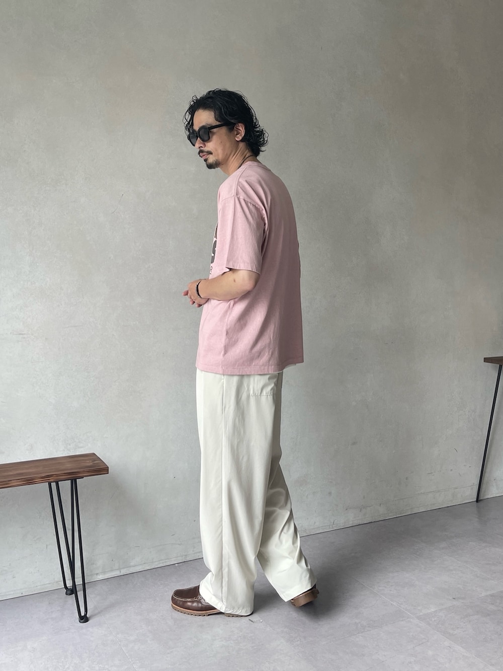 ピンク系のTシャツ/カットソー、ホワイト系のその他パンツを着用したメンズの夏コーディネートの2枚目の写真