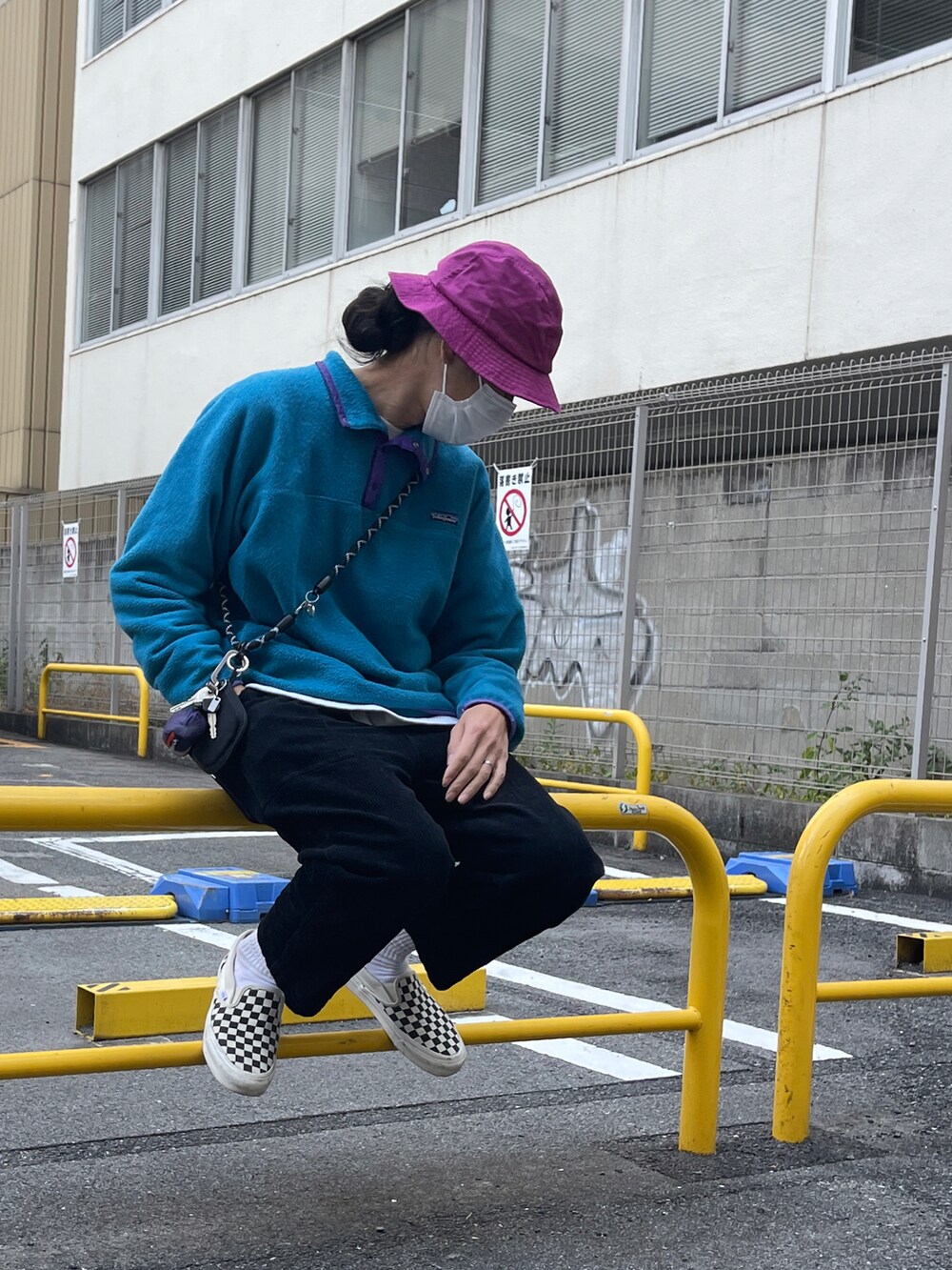 ブルー系のジャケット/アウター、ブラック系のその他パンツ、パープル系のハットを着用したメンズの冬コーディネートの2枚目の写真