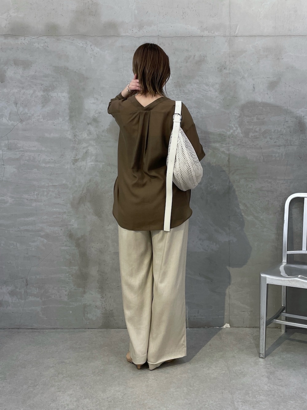 グリーン系のシャツ/ブラウス、ベージュ系のその他パンツ、ホワイト系のショルダーバッグを着用したレディースの夏コーディネートの3枚目の写真