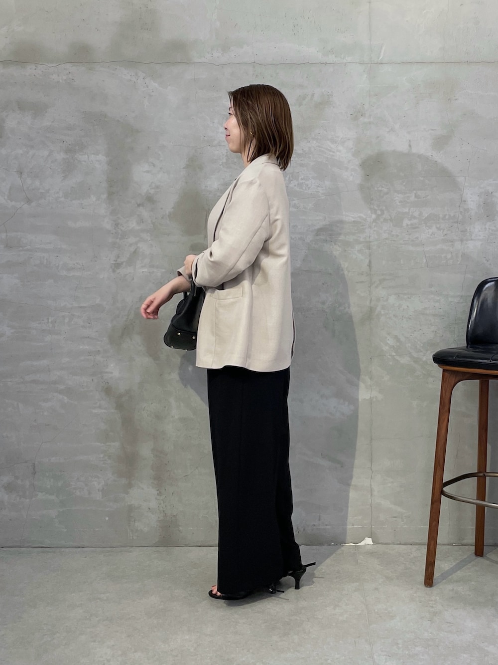 ベージュ系のテーラードジャケット、ホワイト系のシャツ/ブラウス、ブラック系のスラックスを着用したレディースの春コーディネートの4枚目の写真