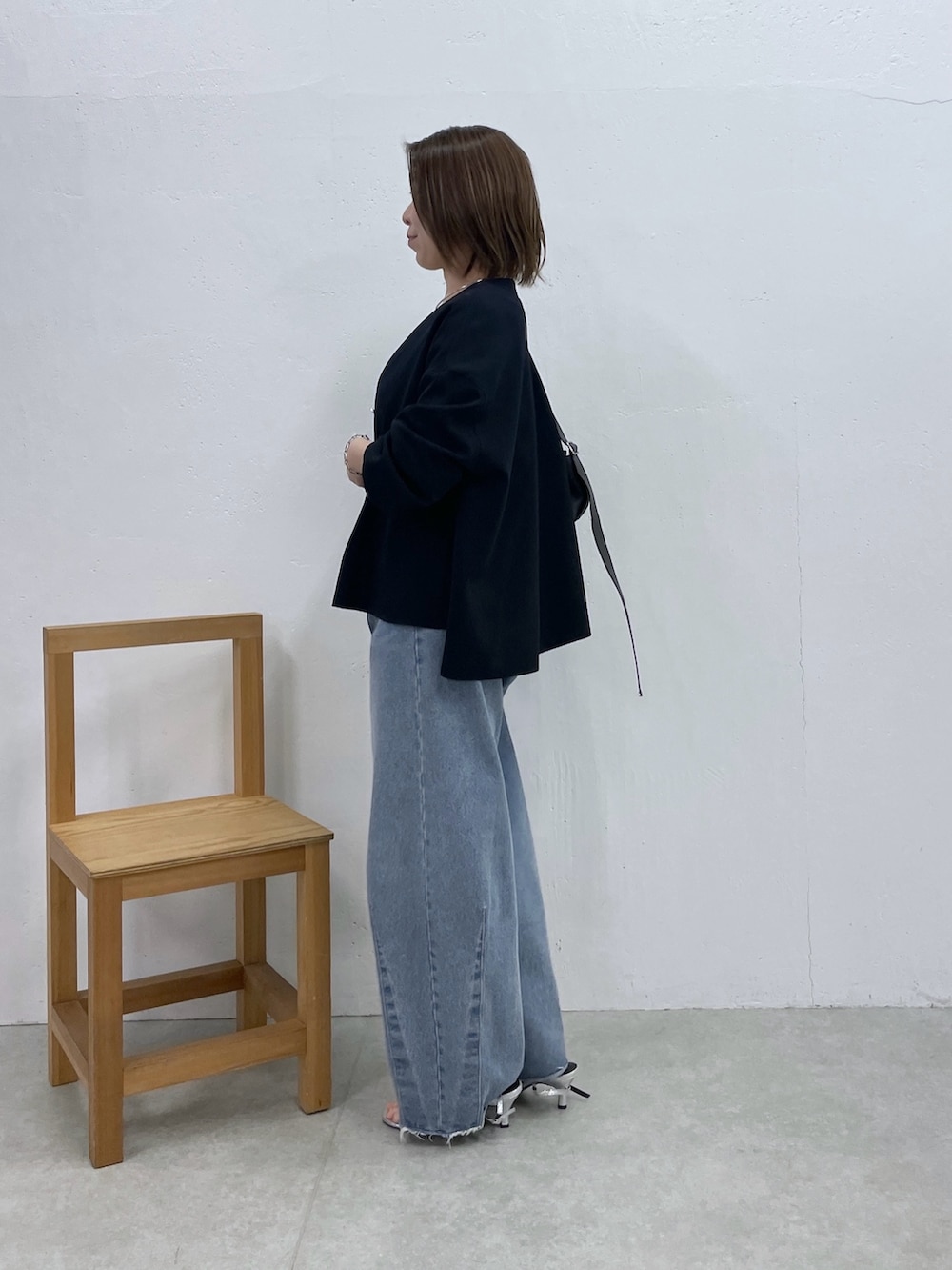 ブルー系のカーディガン/ボレロ、ブルー系のデニムパンツ、ホワイト系のTシャツ/カットソーを着用したレディースの春コーディネートの4枚目の写真