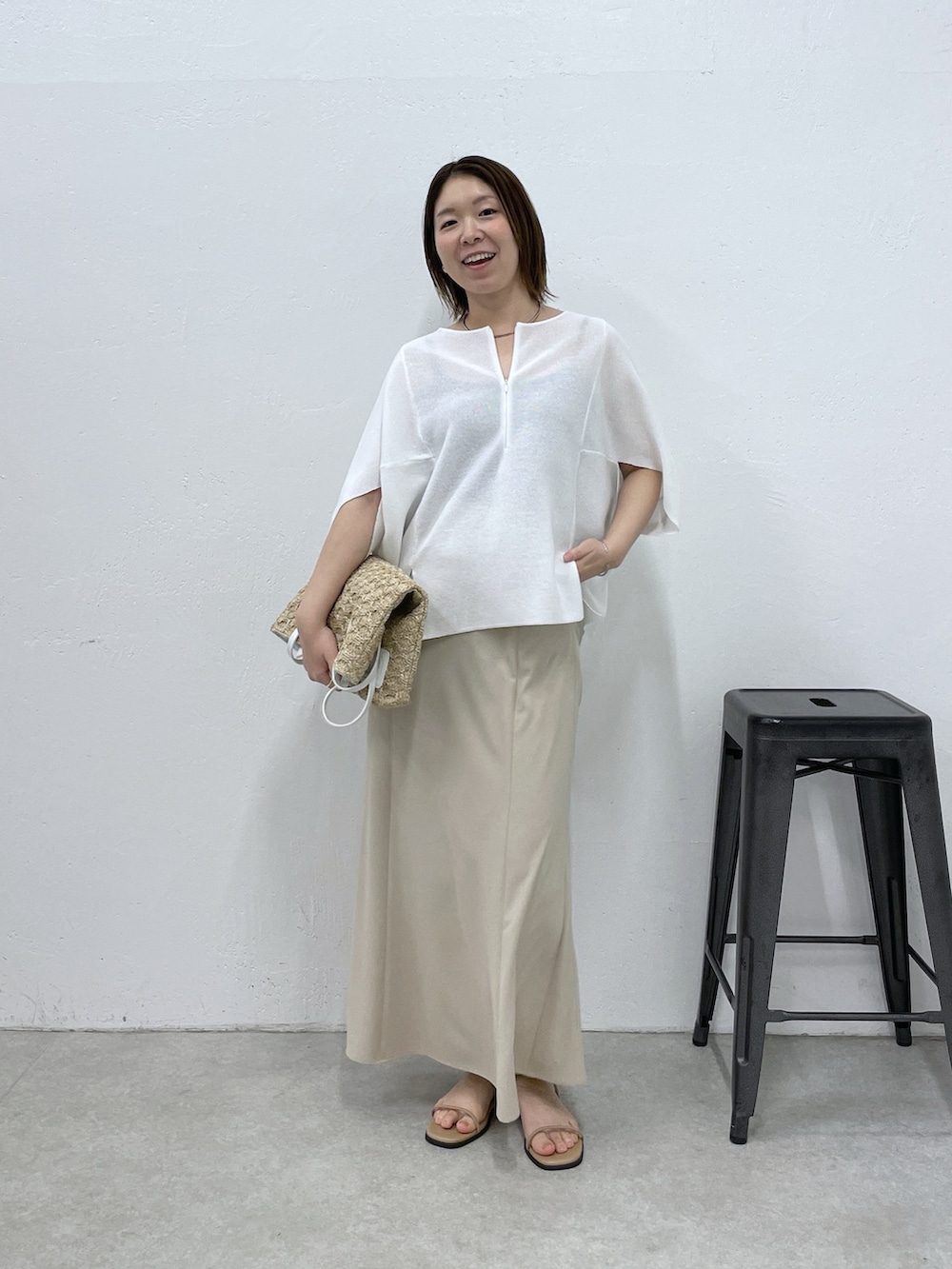 ホワイト系のTシャツ/カットソー、ベージュ系のスカート、ホワイト系のトートバッグを着用したレディースの春コーディネートの5枚目の写真