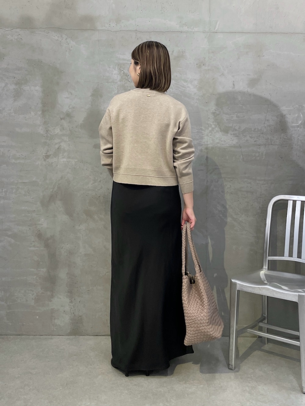 ベージュ系のカーディガン/ボレロ、ブラック系のスカート、ベージュ系のトートバッグを着用したレディースの夏コーディネートの3枚目の写真