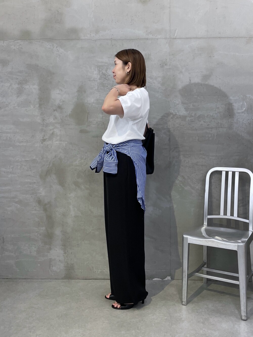 ホワイト系のTシャツ/カットソー、ブルー系のシャツ/ブラウス、ブラック系のその他パンツを着用したレディースの夏コーディネートの2枚目の写真