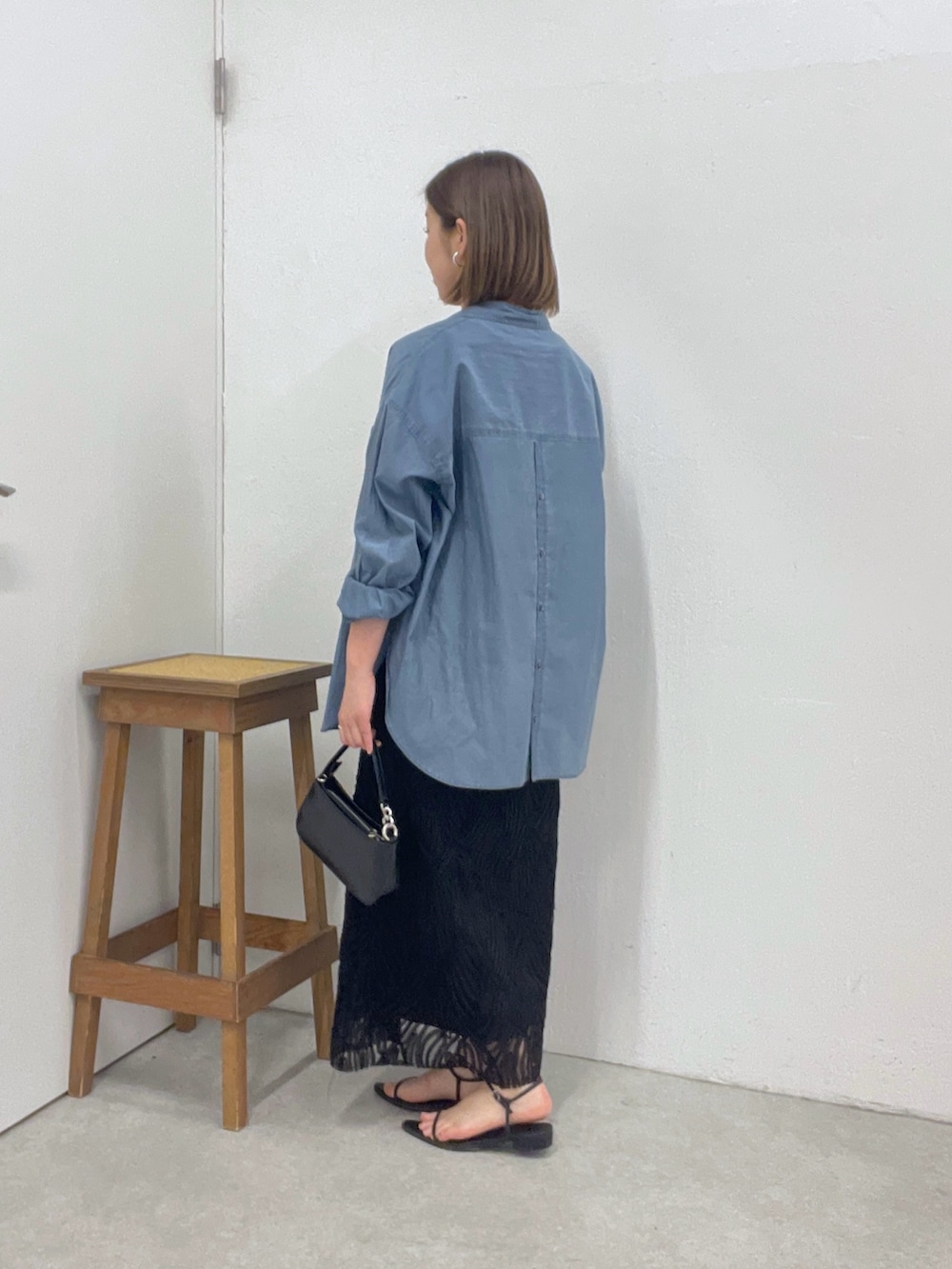 「ワンピーススタイル、ワンピース、ワンピースコーデ、デニム、デニムシャツ、着痩せ、着痩せ・細見え、着痩せコーデ、体型カバー」｜「COLLAGE GALLARDAGALANTEのQ.anos/バックボタンデニムシアーシャツ/新色追加（シャツ/ブラウス、ブルー系）」を使った、IDEchanさん（レディース・161cm）の夏コーディネートの3枚目の写真