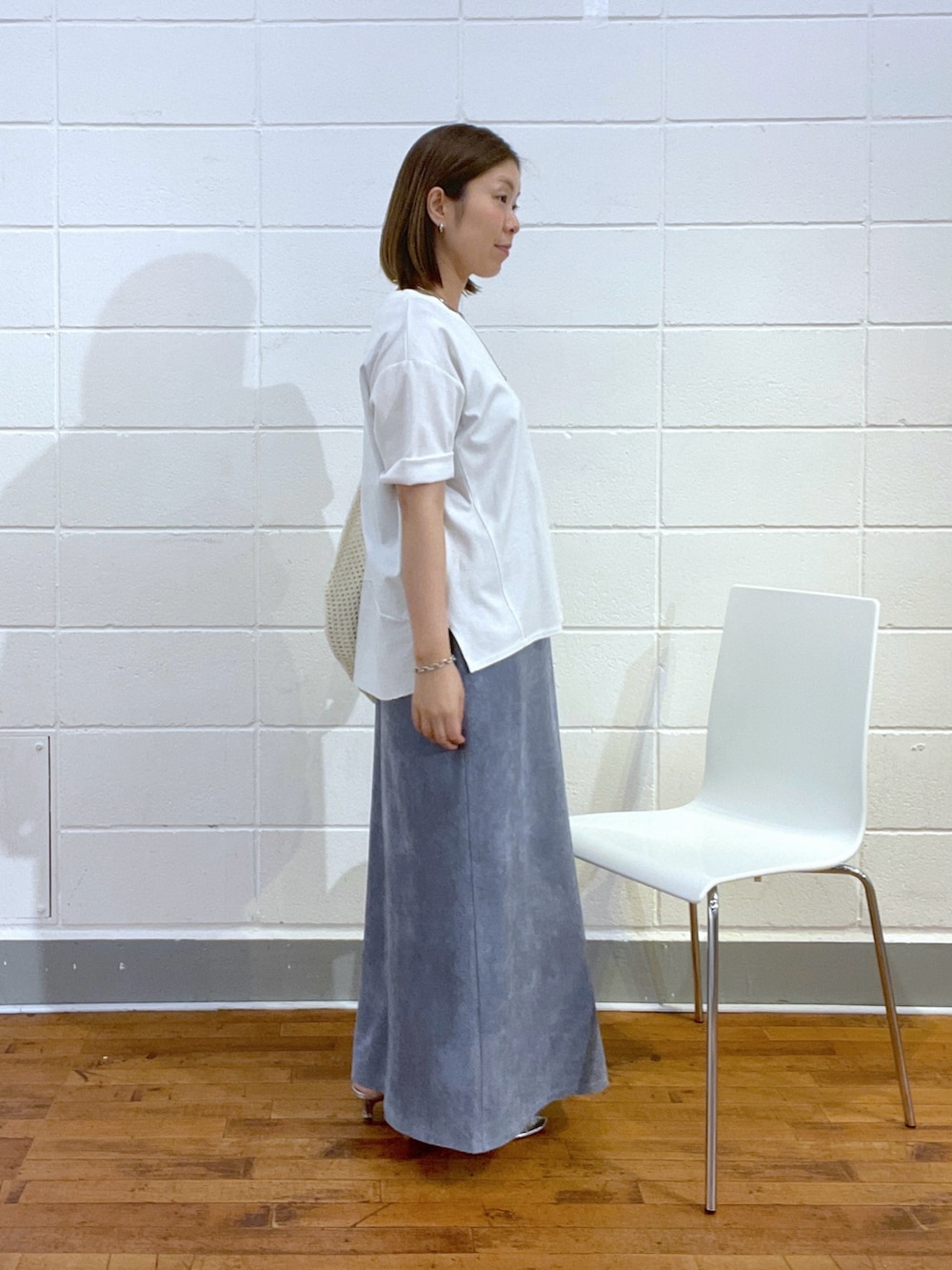 ブルー系のワンピース、ホワイト系のTシャツ/カットソー、ホワイト系のショルダーバッグを着用したレディースの夏コーディネートの4枚目の写真