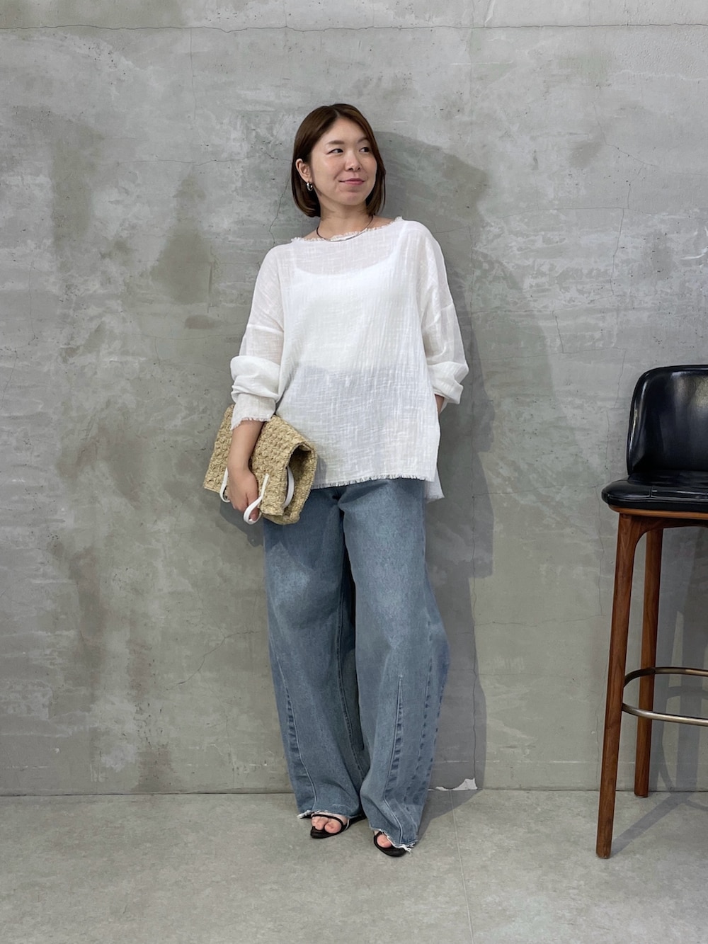 ホワイト系のシャツ/ブラウス、ブルー系のデニムパンツ、ホワイト系のトートバッグを着用したレディースの夏コーディネートの5枚目の写真
