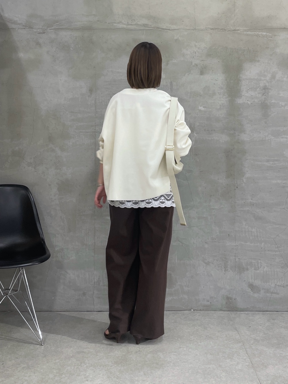 ホワイト系のカーディガン/ボレロ、ホワイト系のキャミソール、ホワイト系のショルダーバッグを着用したレディースの春コーディネートの2枚目の写真