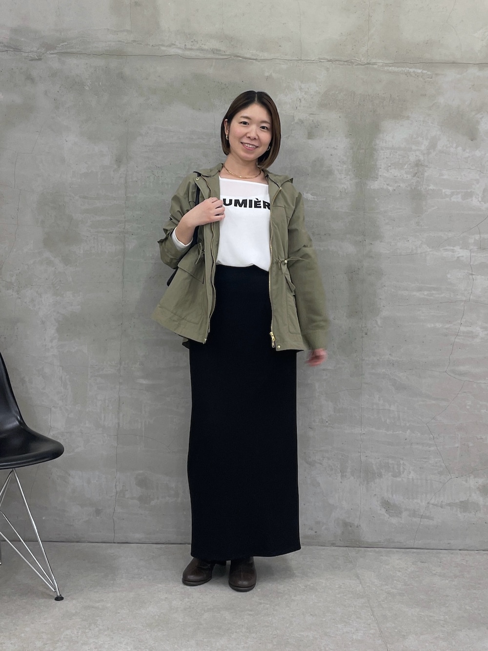 ホワイト系のTシャツ/カットソー、グリーン系のブルゾン、ブラック系のスカートを着用したレディースの冬コーディネートの6枚目の写真