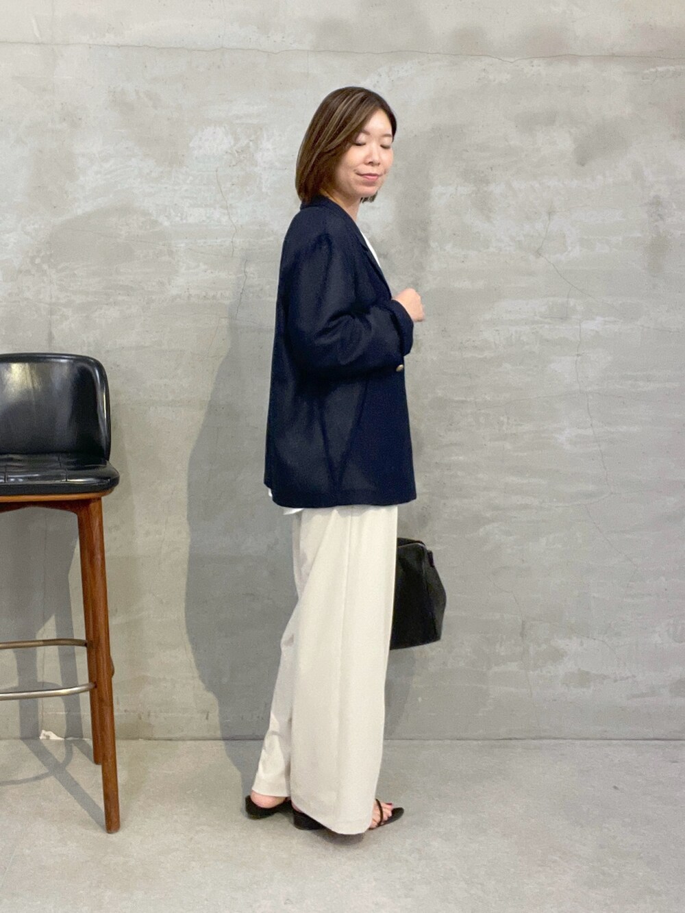 ブルー系のテーラードジャケット、ホワイト系のシャツ/ブラウス、ベージュ系のその他パンツを着用したレディースの夏コーディネートの2枚目の写真