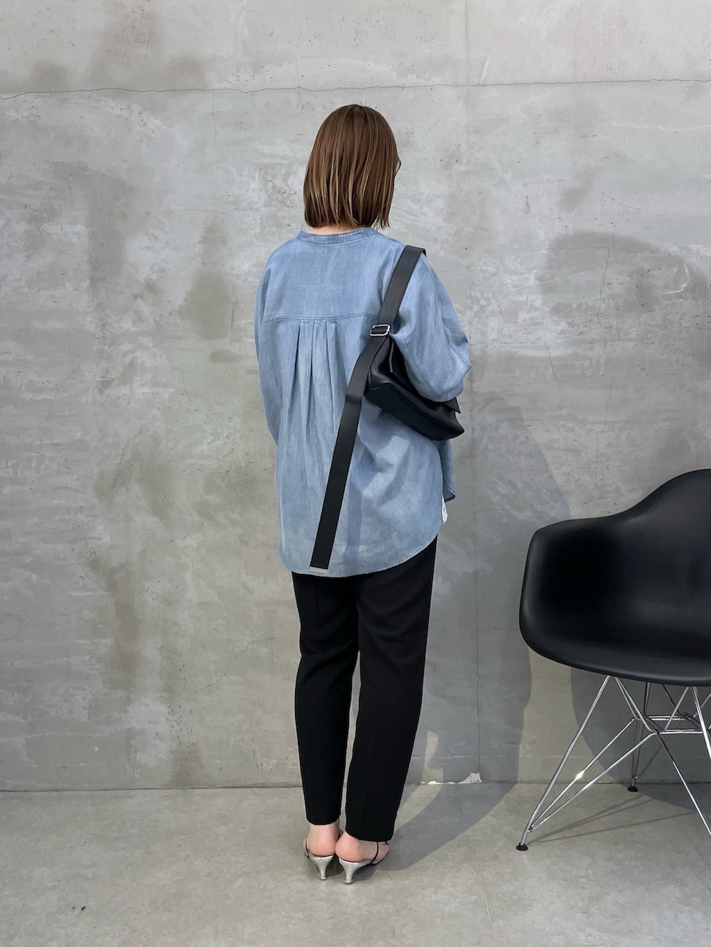 ブルー系のシャツ/ブラウス、ホワイト系のキャミソール、ブラック系のその他パンツを着用したレディースの夏コーディネートの2枚目の写真