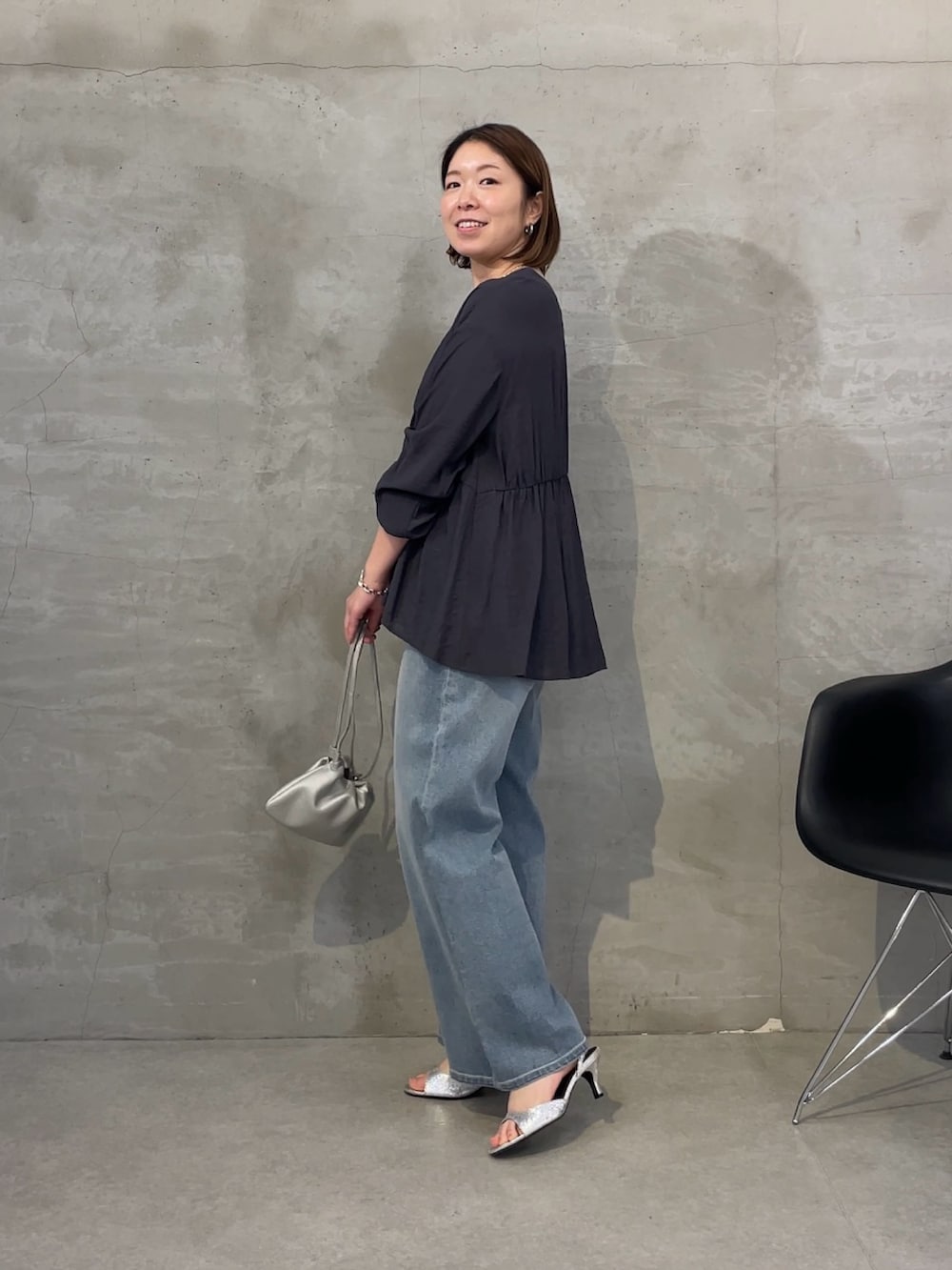 グレー系のシャツ/ブラウス、ブルー系のデニムパンツを着用したレディースの冬コーディネートの2枚目の写真