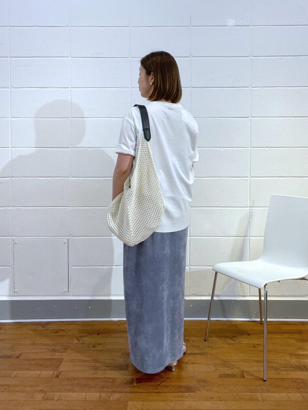 ブルー系のワンピース、ホワイト系のTシャツ/カットソー、ホワイト系のショルダーバッグを着用したレディースの夏コーディネートの2枚目の写真