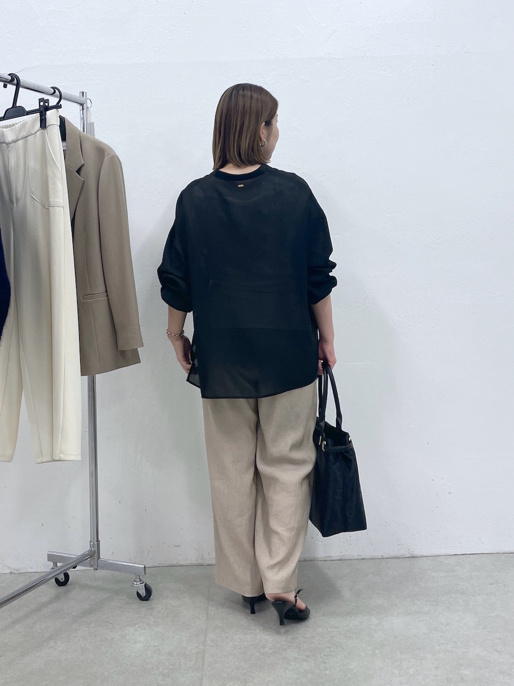 ブラック系のシャツ/ブラウス、ベージュ系のその他パンツ、ブラック系のトートバッグを着用したレディースの夏コーディネートの3枚目の写真