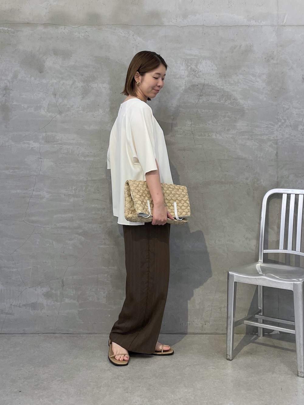 ブラウン系のその他パンツ、ホワイト系のトートバッグ、ホワイト系のシャツ/ブラウスを着用したレディースの夏コーディネートの2枚目の写真
