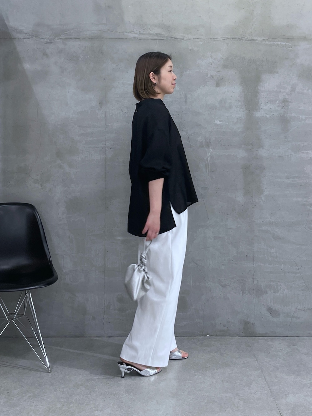 ブラック系のシャツ/ブラウス、ホワイト系のスラックスを着用したレディースの春コーディネートの4枚目の写真