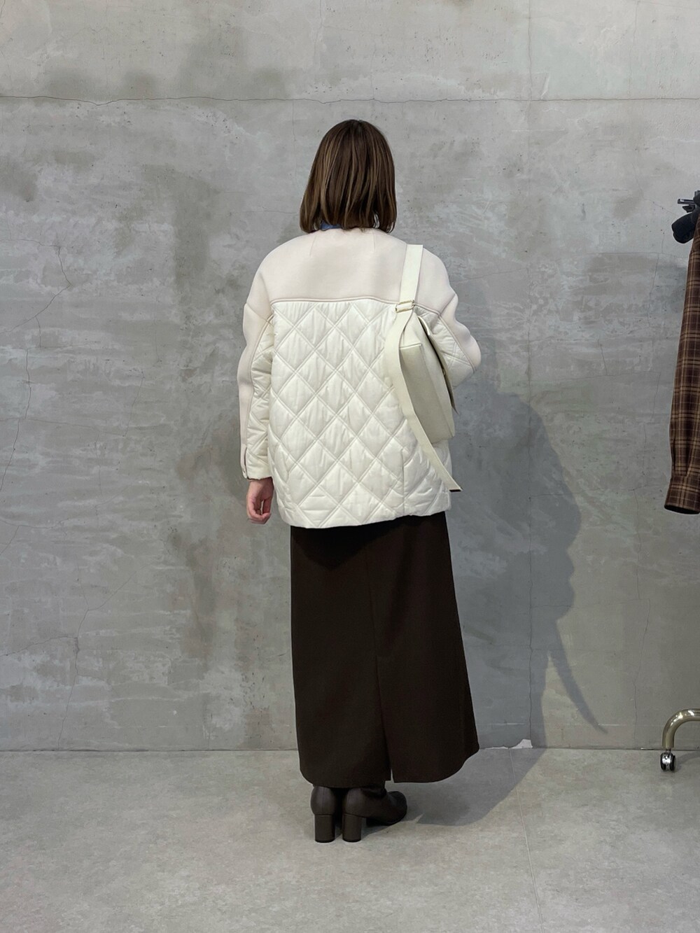 ベージュ系のその他アウター、ブラウン系のワンピース、ブルー系のシャツ/ブラウスを着用したレディースの秋コーディネートの2枚目の写真