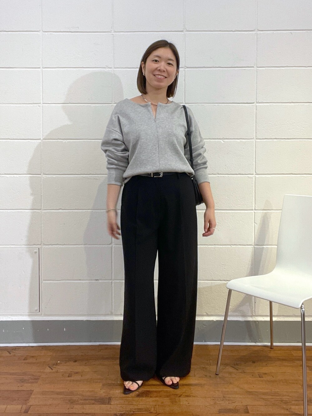 ブラック系のその他パンツ、グレー系のTシャツ/カットソー、ブラック系のショルダーバッグを着用したレディースの夏コーディネートの4枚目の写真