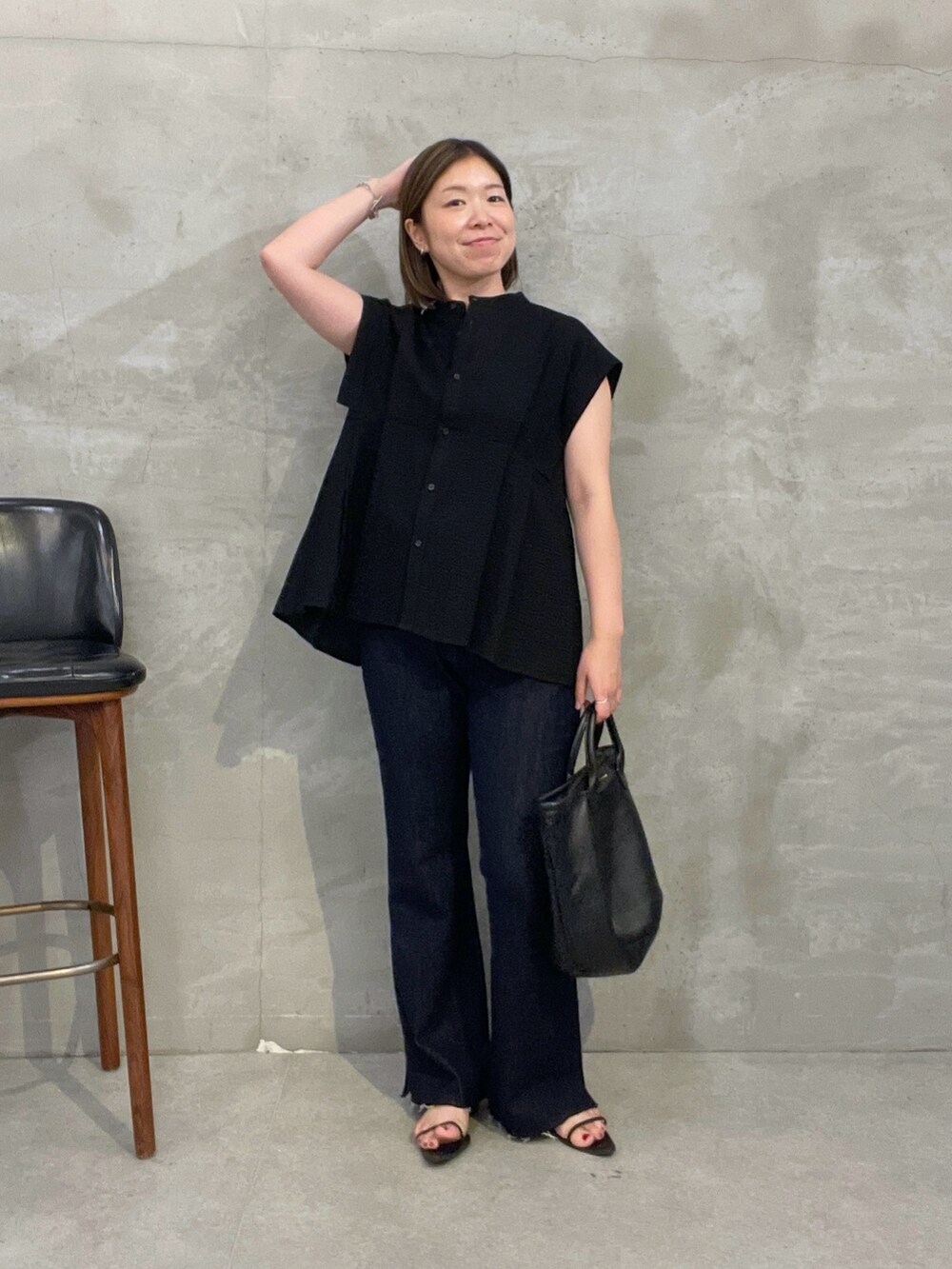 ブラック系のシャツ/ブラウス、ブルー系のデニムパンツ、ブラック系のトートバッグを着用したレディースの夏コーディネートの5枚目の写真
