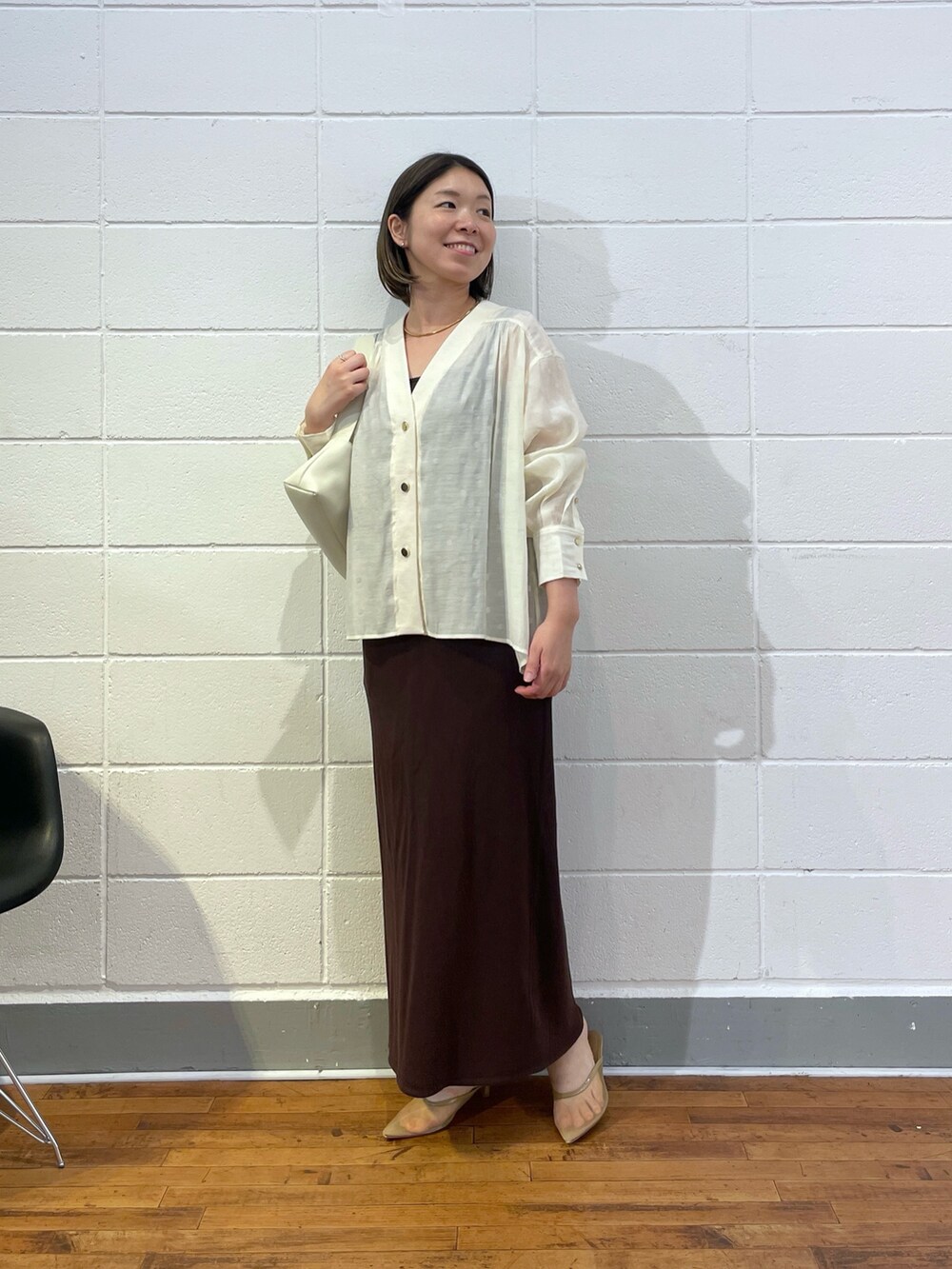 ブラウン系のワンピース、ホワイト系のシャツ/ブラウス、ホワイト系のショルダーバッグを着用したレディースの夏コーディネートの4枚目の写真