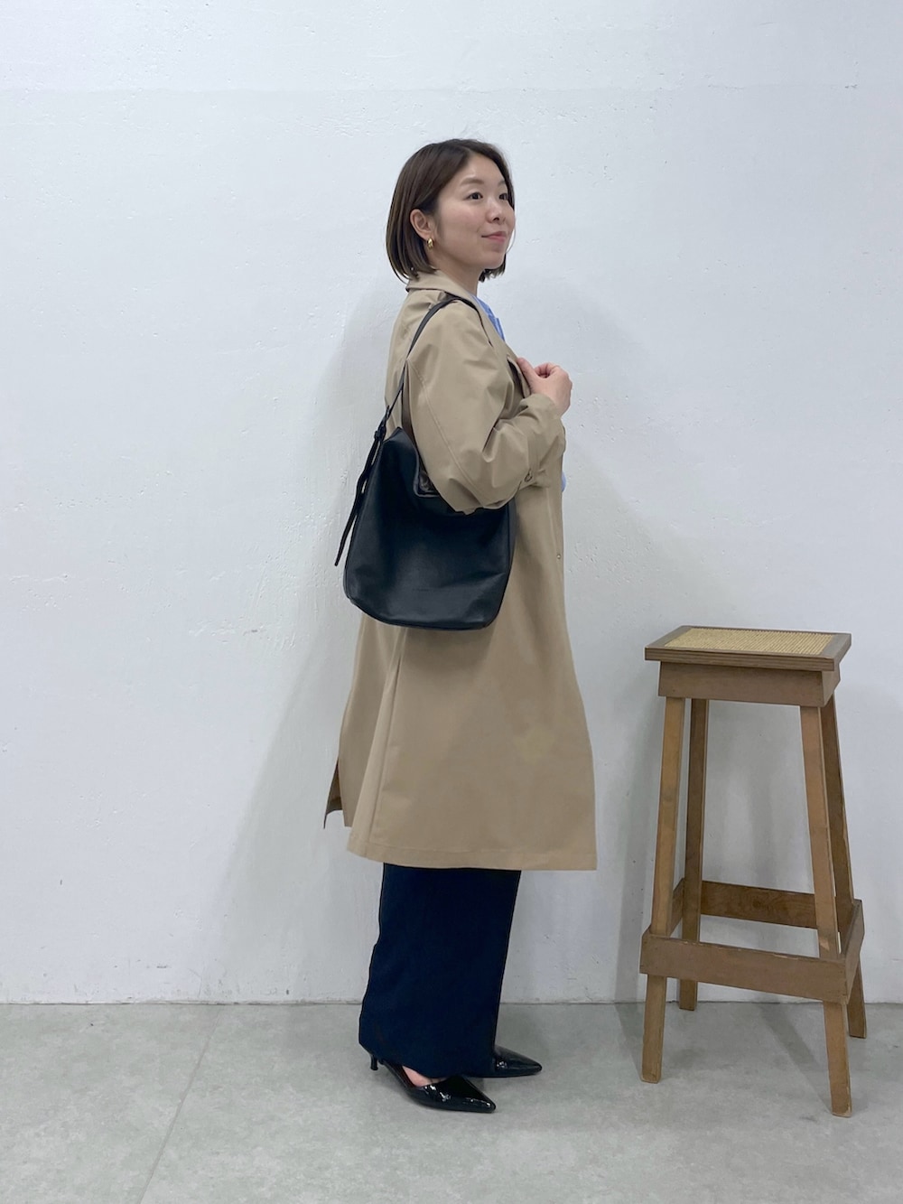 ベージュ系のその他アウター、ブルー系のシャツ/ブラウス、ブルー系のスラックスを着用したレディースの冬コーディネートの4枚目の写真