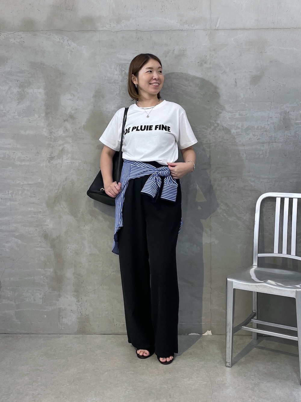 ホワイト系のTシャツ/カットソー、ブルー系のシャツ/ブラウス、ブラック系のその他パンツを着用したレディースの夏コーディネートの4枚目の写真