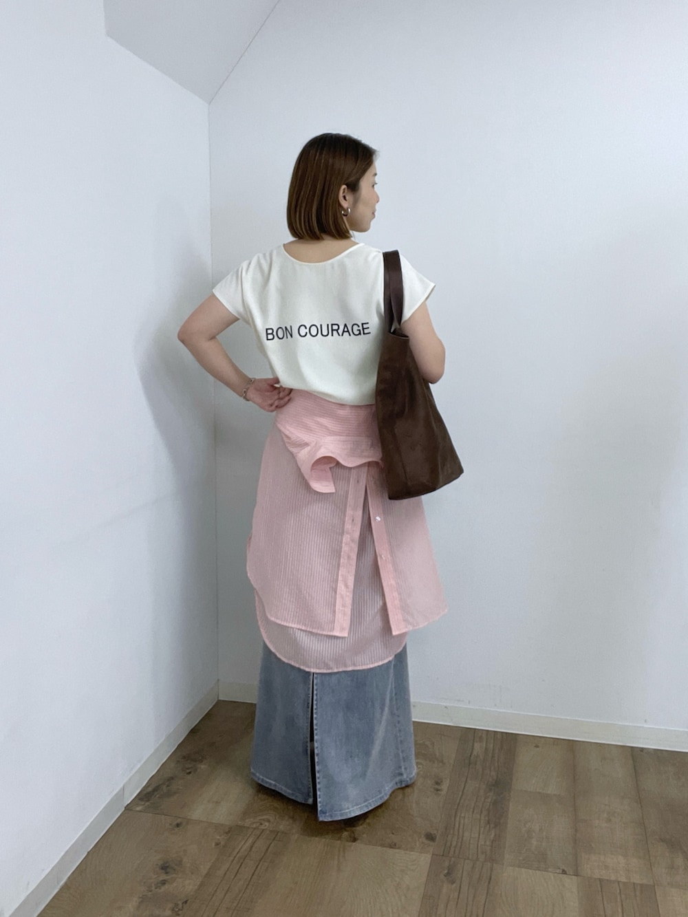 ホワイト系のTシャツ/カットソー、ブルー系のスカート、ピンク系のシャツ/ブラウスを着用したレディースの夏コーディネートの3枚目の写真