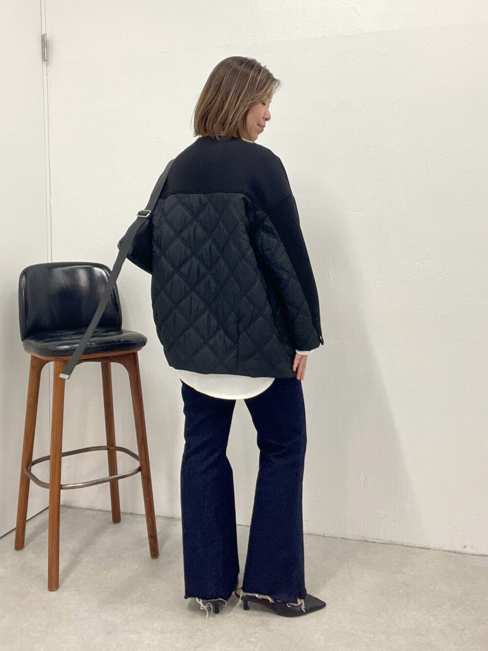 ブルー系のデニムパンツ、ホワイト系のTシャツ/カットソー、ブラック系のその他アウターを着用したレディースの夏コーディネートの4枚目の写真