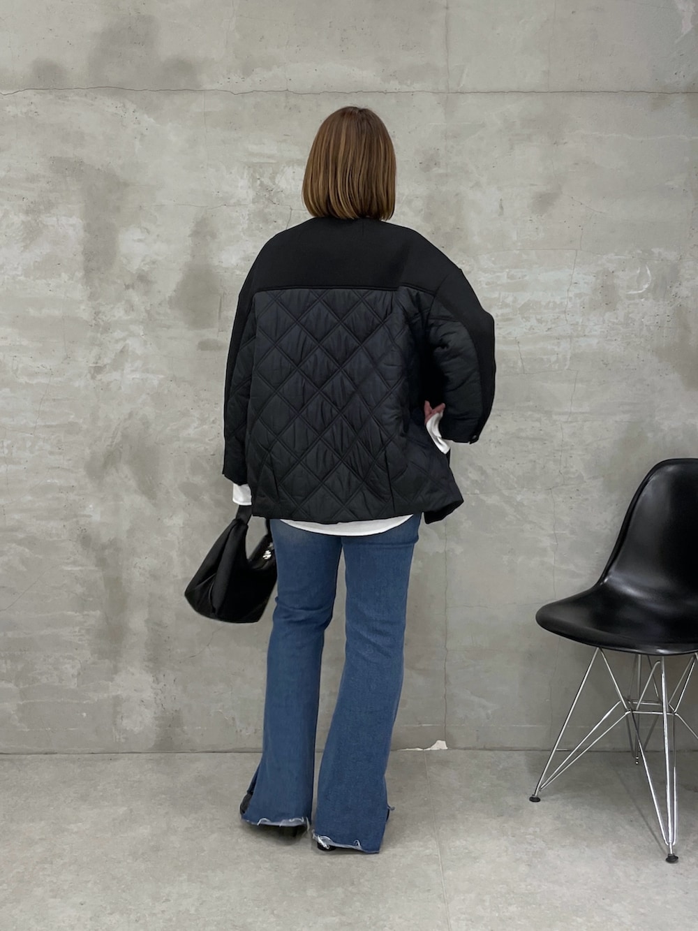 ブラック系のその他アウター、グレー系のニット/セーター、ホワイト系のシャツ/ブラウスを着用したレディースの秋コーディネートの3枚目の写真