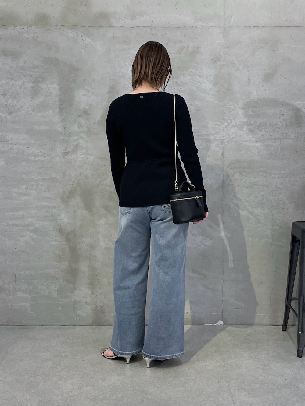 ブラック系のカーディガン/ボレロ、ブルー系のデニムパンツ、ブラック系のショルダーバッグを着用したレディースの春コーディネートの3枚目の写真