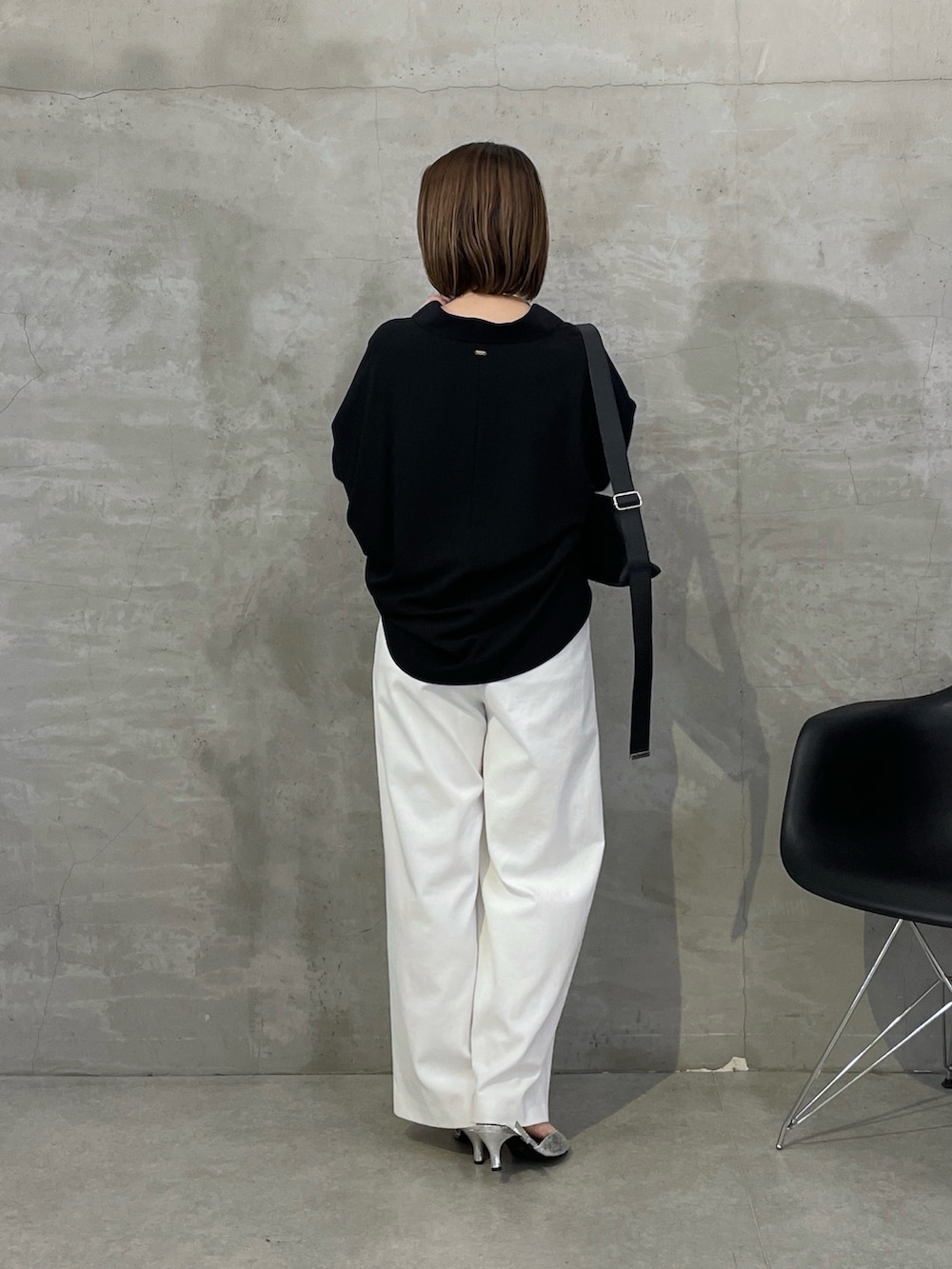 ブラック系のシャツ/ブラウス、ホワイト系のスラックス、ブラック系のショルダーバッグを着用したレディースの冬コーディネートの3枚目の写真