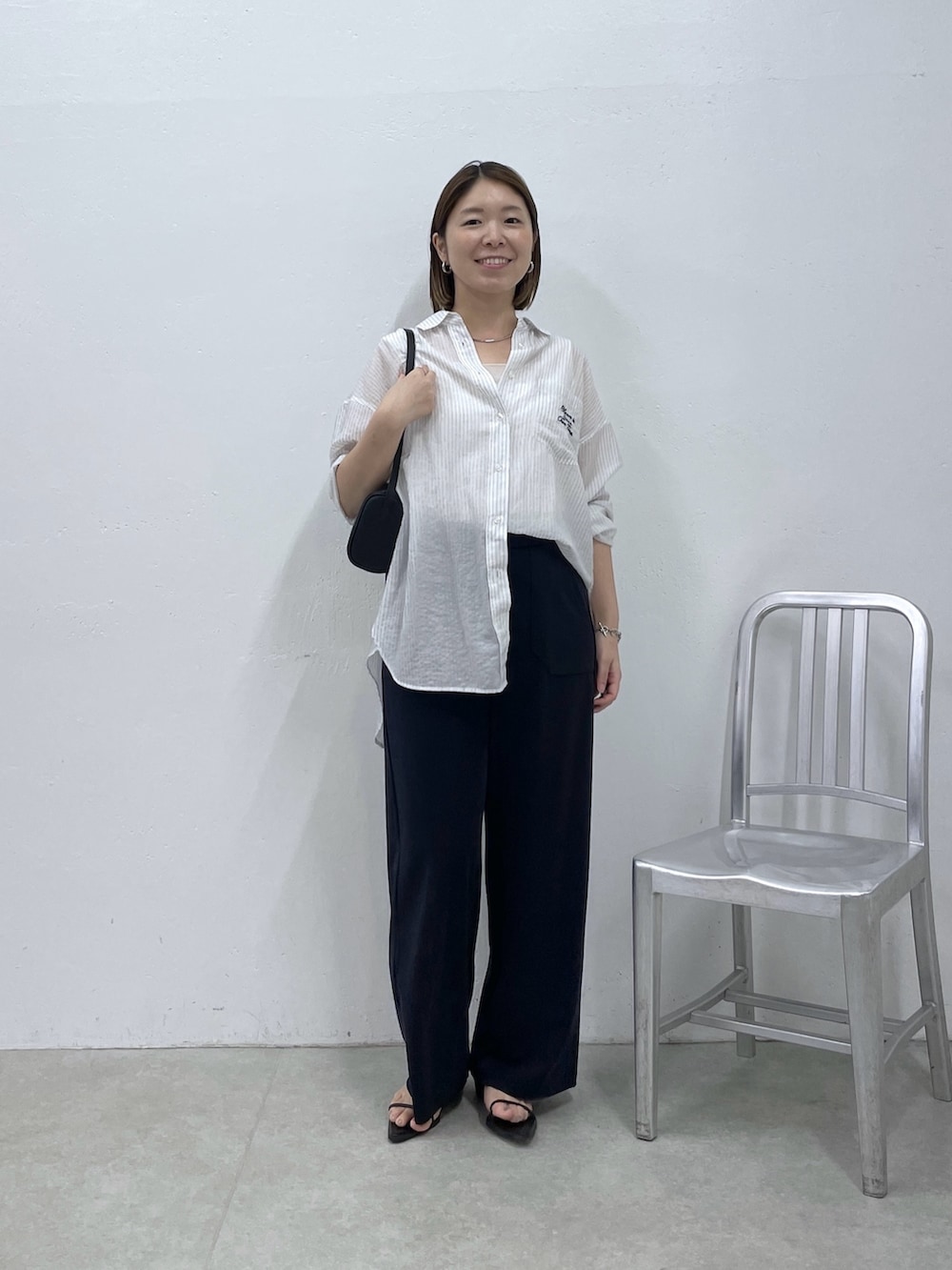 ホワイト系のタンクトップ、ブルー系のその他パンツ、ホワイト系のシャツ/ブラウスを着用したレディースの夏コーディネートの4枚目の写真