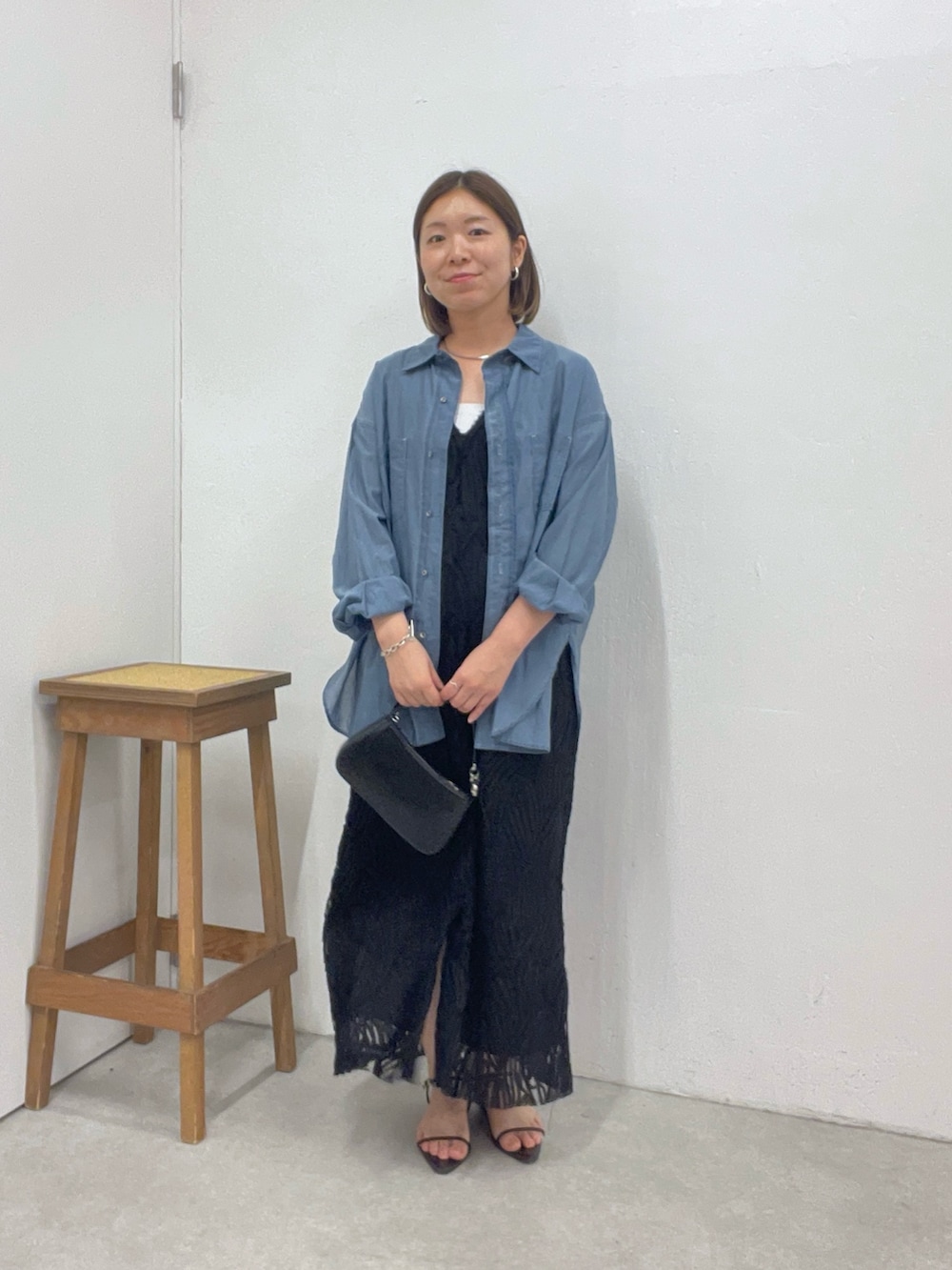 「ワンピーススタイル、ワンピース、ワンピースコーデ、デニム、デニムシャツ、着痩せ、着痩せ・細見え、着痩せコーデ、体型カバー」｜「COLLAGE GALLARDAGALANTEのQ.anos/バックボタンデニムシアーシャツ/新色追加（シャツ/ブラウス、ブルー系）」を使った、IDEchanさん（レディース・161cm）の夏コーディネートの5枚目の写真