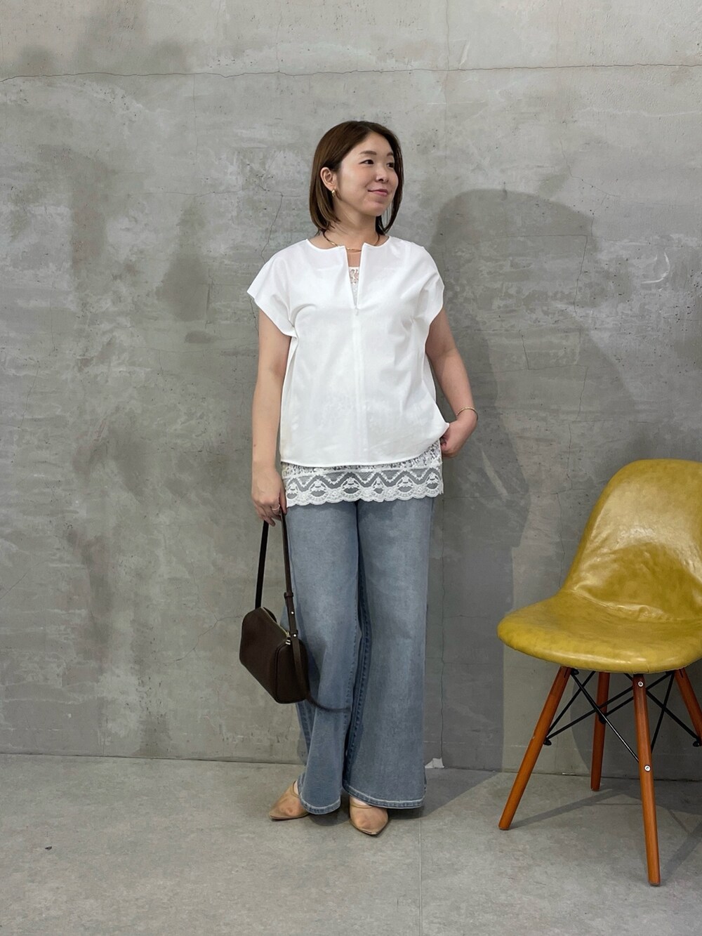 ホワイト系のTシャツ/カットソー、ホワイト系のキャミソール、ブルー系のデニムパンツを着用したレディースの夏コーディネートの5枚目の写真
