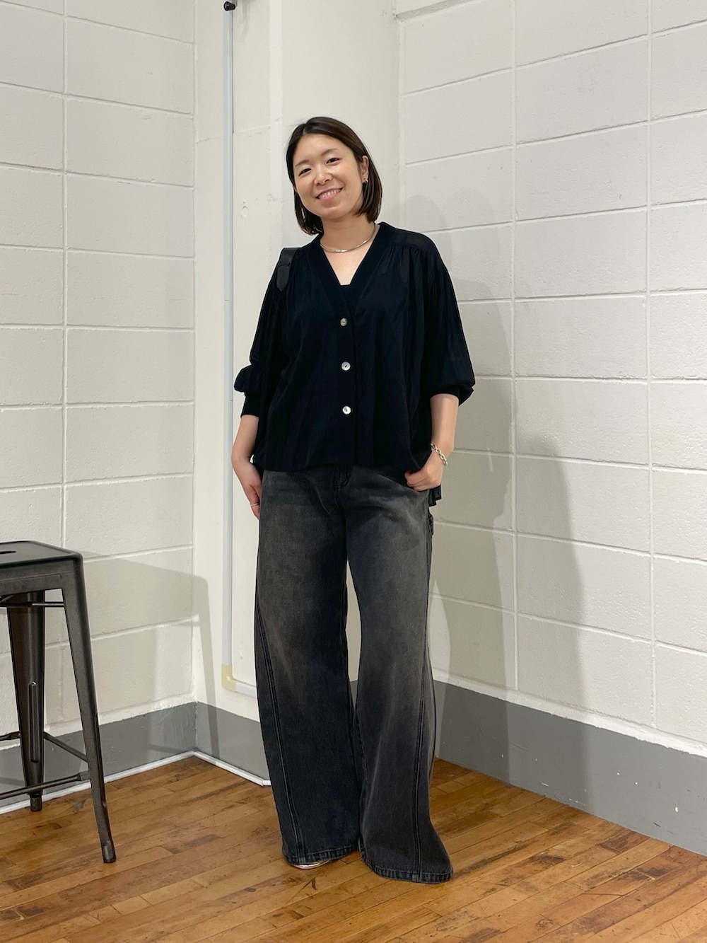 ブラック系のデニムパンツ、ブラック系のシャツ/ブラウス、ブラック系のショルダーバッグを着用したレディースの夏コーディネートの4枚目の写真